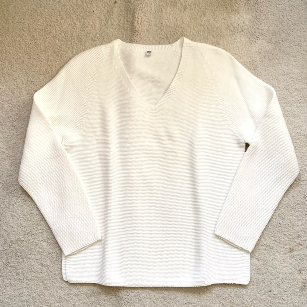 NEW/ UNIQLO V-Neck 3D Knit Sweater, size S, Off White, simple sweater